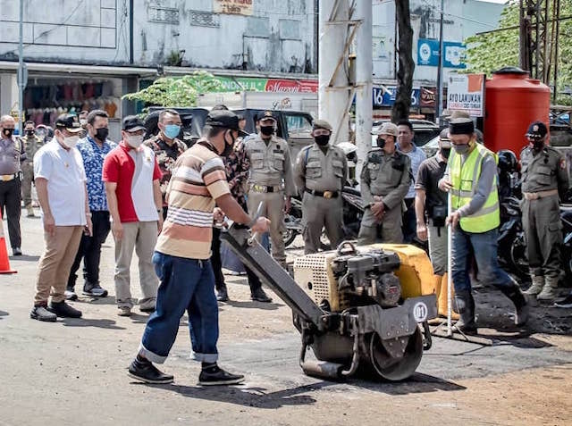 Bupati Jember Hendy Minggu Tetap Pantau Kerja Tim URC Tutup Lubang di Jalan Samanhudi